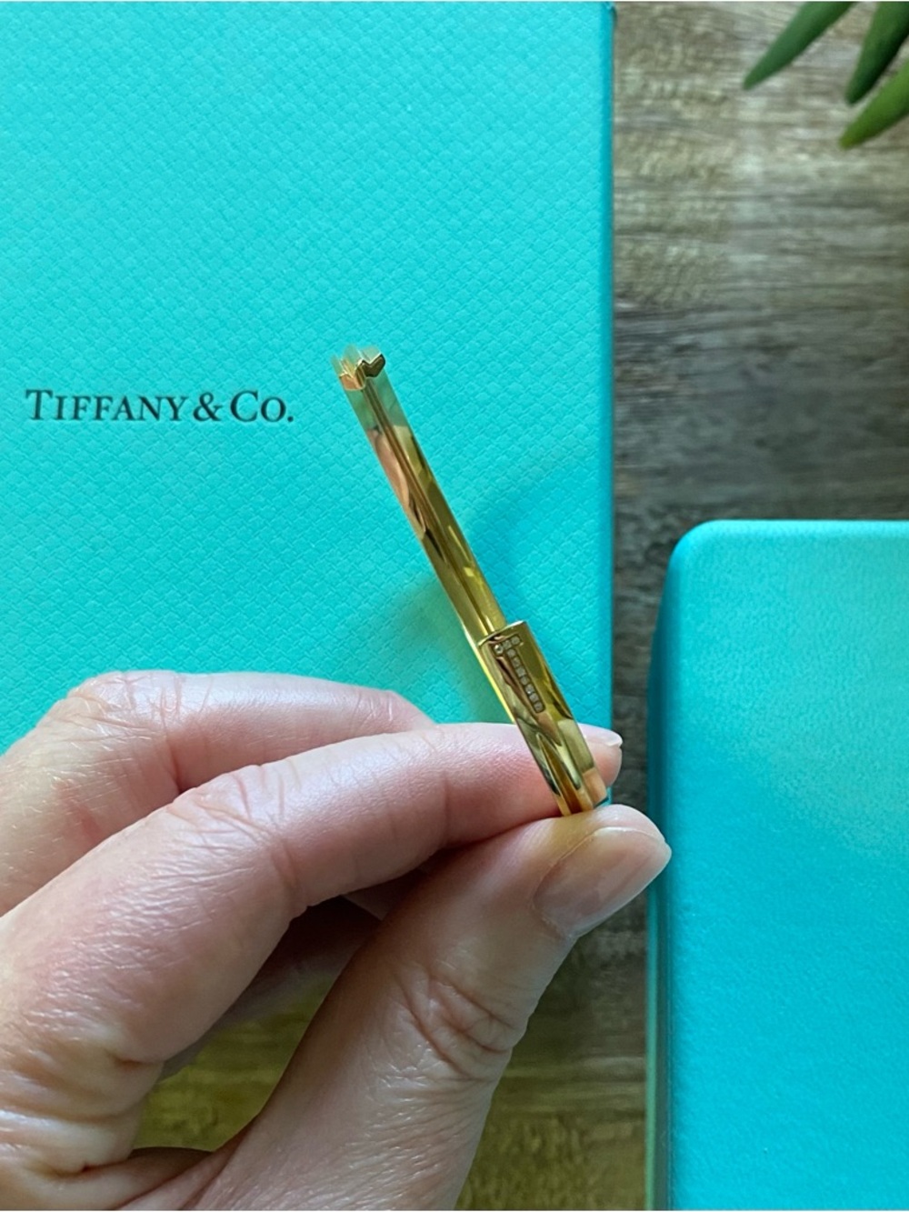 TIFFANY & CO. - 18 Carat Yellow Gold and Diamond Key
T Cuff with Leather Box - Picture 10 of 16